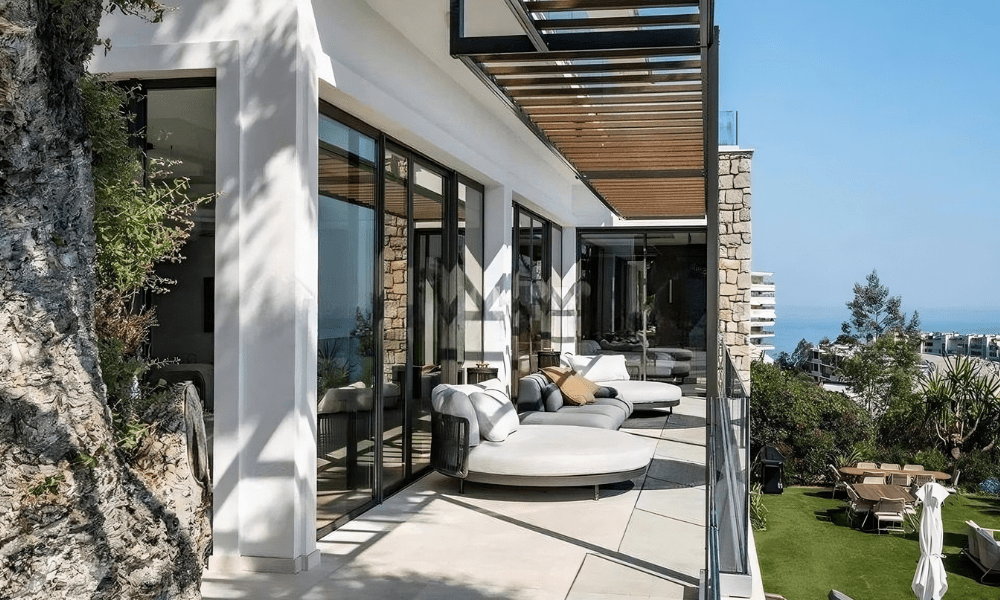 Villa Hotel Bassa Californie in Cannes, French Riviera, France – infinity pool terrace with sun loungers and panoramic sea views